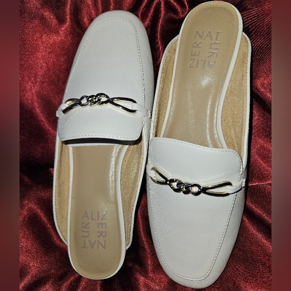 NATURALIZER - White Leather Mules with Gold Chain Detail - Picture 4 of 7